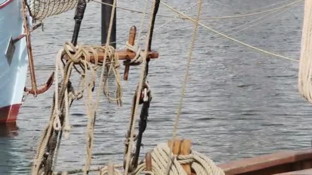 海の背景と錆びたアンカーに対する船のロープ — ストック動画