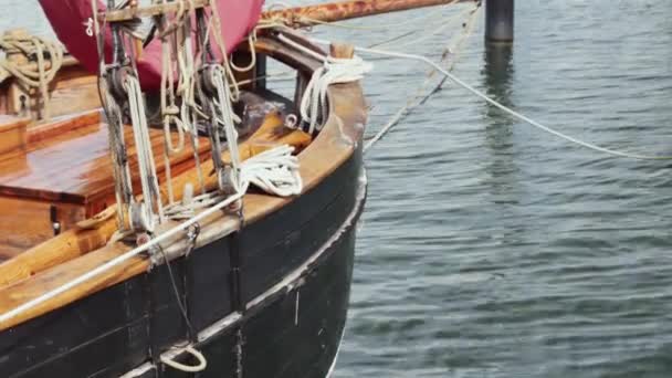Hafif Yağmurda Bağlı Bir Yelkenlinin Önünde Sallanıyor — Stok video
