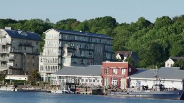 Flensburg, Almanya - 7 Haziran 2023. Ryvar balıkçı teknesi Flensburg limanında bir kargo gemisine dönüştürüldü.