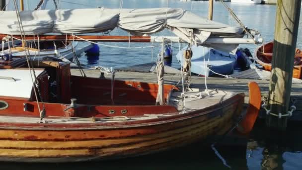 Flensburg Niemcy Czerwca 2023 Żeglarstwo Drewniany Jacht Zacumowany Porcie — Wideo stockowe