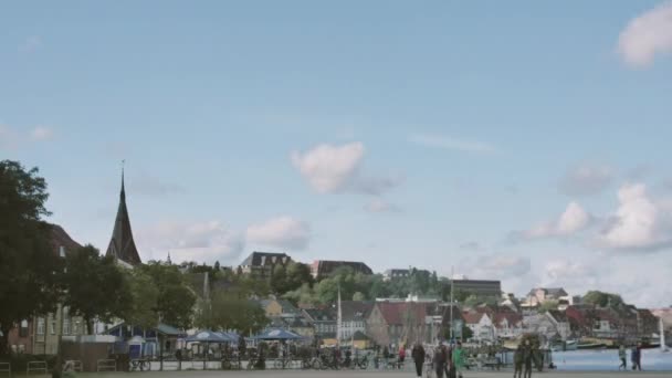 Flensburg Duitsland September 2023 Mensen Lopen Langs Haven Van Stad — Stockvideo
