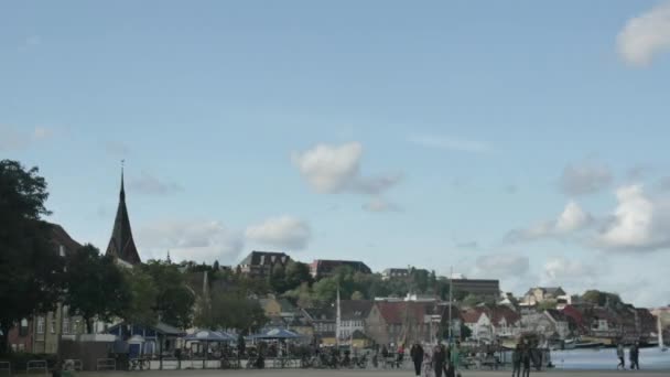 フレンズバーグ ドイツ 2023年9月24日 市民や観光客が歴史的な港を歩いている — ストック動画