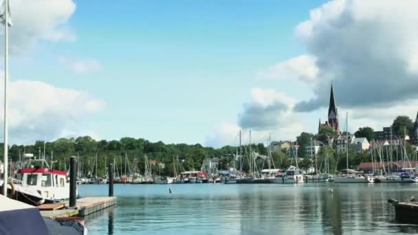 Flensburg Almanya Ağustos 2023 Flensburg Limanının Karşı Kıyısında Yatları Kiliseyi — Stok video