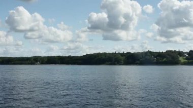 Sakin deniz ve kıyılar Gökyüzü ve güzel bulutlarla