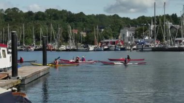 Flensburg, Almanya - 20 Ağustos 2023 Limanda kürekçilerle deniz kanolarını geçiyoruz..