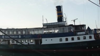 Flensburg, Almanya - 27 Ağustos 2023. Buhar makinesiyle çalışan ve ıslıkla çalışan yolcu gemisi ALEXANDRA, Flensburg 'un yüzen bir simgesidir. Bu, Almanya 'daki tek yolcu gemisi. 