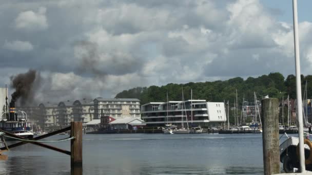 Flensburg Γερμανία Αυγούστου 2023 Αναχωρούν Επιβατηγό Ατμόπλοιο Alexandra Τροφοδοτείται Από — Αρχείο Βίντεο