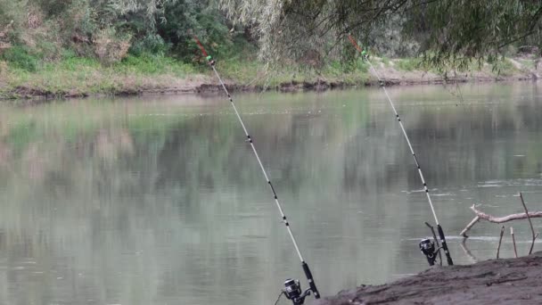Duas Varas Giratórias Para Pesca Nas Margens Rio Que Flui — Vídeo de Stock
