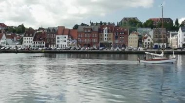 Flensburg, Almanya - 20 Ağustos 2023 Limandan Flensburg sokaklarına ve evlerine.