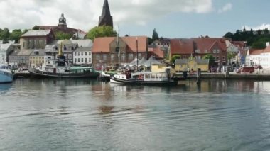 Flensburg, Almanya - 20 Ağustos 2023 Limandan gemilere ve Flensburg caddesine.