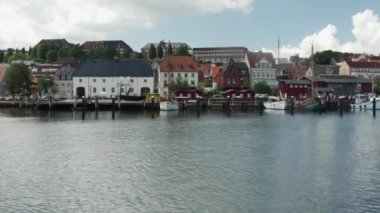 Flensburg, Almanya - 20 Ağustos 2023 Limandan müze gemileriyle doluya kadar manzara.