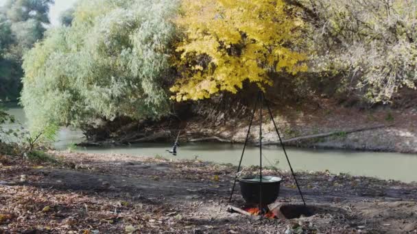 Caldero Con Una Tapa Sobre Quema Madera Cocinar Sopa Pescado — Vídeos de Stock