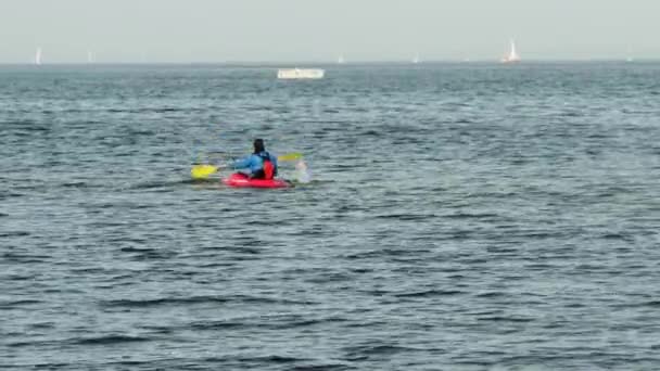 フレンズバーグ ドイツ 2023年9月10日 アスリートが海で一人カヤックで水面に広がる — ストック動画