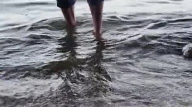  Bir adam temiz suda ayaklarını yıkar.