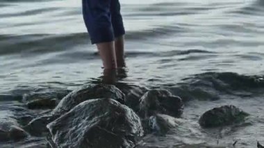 Adam denizde ayaklarını yıkıyor..