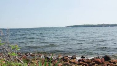 Deniz dalgaları kıyıdaki kayalara vuruyor, ağır çekimde, deniz manzaraları