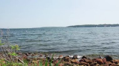 Sahildeki kayalara vuran dalgalar, deniz manzarası.