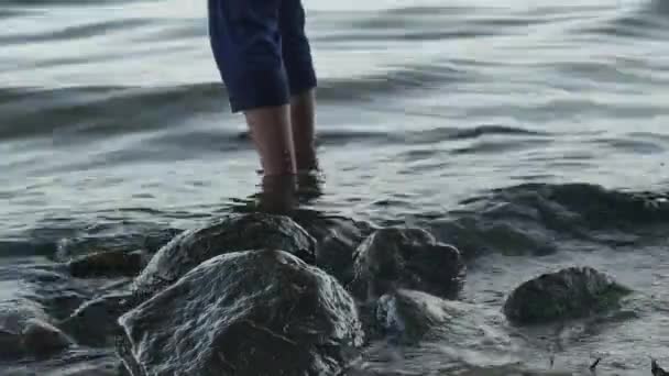 Människan Badar Sina Fötter Havet — Stockvideo