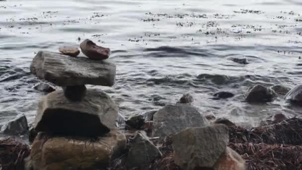 岩の海岸に石を敷いた神秘的な — ストック動画