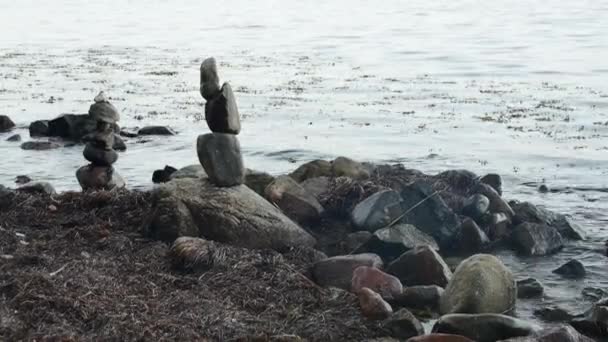 Küste Mit Wunderschön Angelegten Steinen Mystischem Stil — Stockvideo