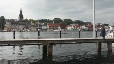 Flensburg, Almanya - 17 Eylül 2023. Şehrin karşı kıyısındaki evlerin manzarası