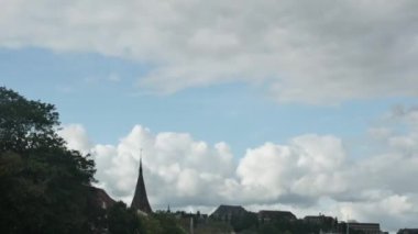  Eski bir Avrupa şehrinde bulut hareketi zamanı