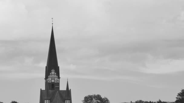 Таймлапс Хмарного Руху Над Старою Середньовічною Церквою Годинником Чорно Білим — стокове відео