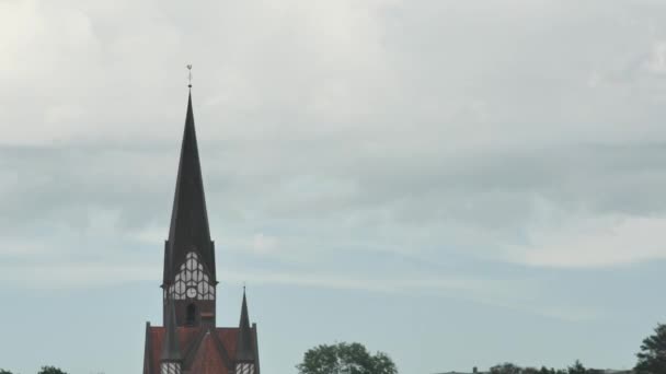 Timelapse Της Κίνησης Σύννεφο Πάνω Από Μια Παλιά Μεσαιωνική Εκκλησία — Αρχείο Βίντεο