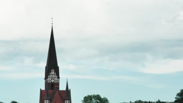 Таймлапс Хмарного Руху Над Старою Середньовічною Церквою — стокове відео