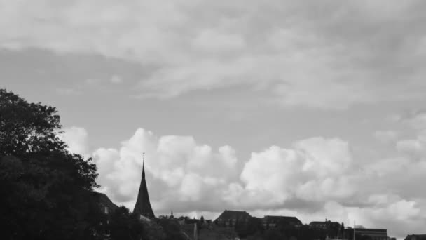 Timelapse Της Κίνησης Σύννεφο Πάνω Από Μια Παλιά Ευρωπαϊκή Πόλη — Αρχείο Βίντεο