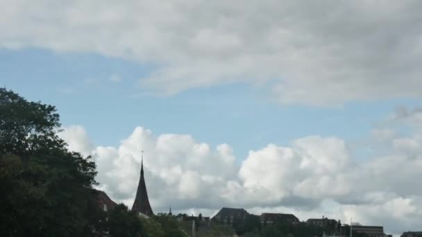 Tijdspanne Van Wolkenbewegingen Boven Een Oude Europese Stad — Stockvideo