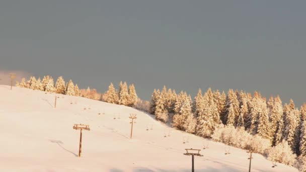 Morgenstille Über Schneebedeckter Skipiste — Stockvideo