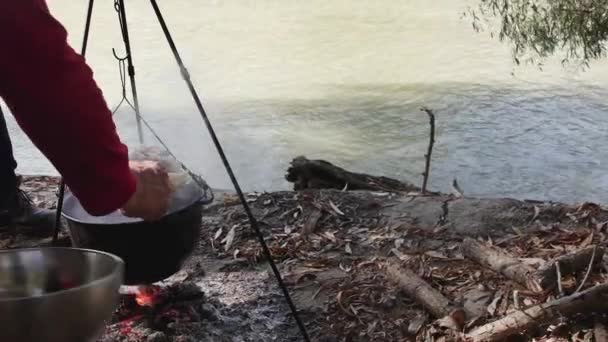 Una Mano Con Una Cuchara Saca Cabezas Pescado Caldero Cocinando — Vídeos de Stock