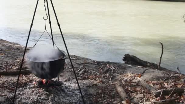 Cucinare Zuppa Pesce Calderone Fuoco Natura Vicino Fiume Autunno — Video Stock
