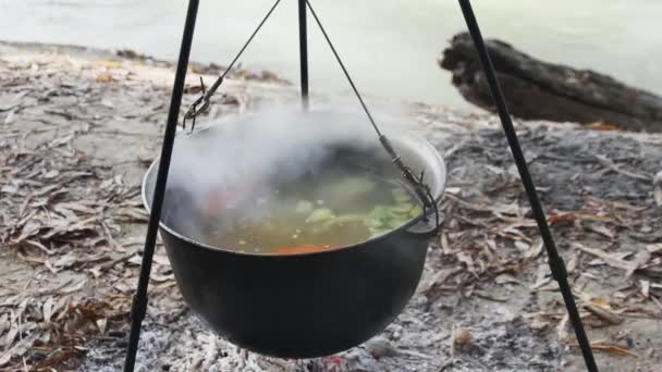 Cocinar Caldero Colgante Sobre Fuego Orilla Río Otoño Primer Plano — Vídeo de stock