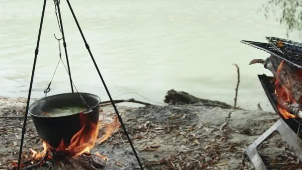 Cocinar Caldero Colgante Sobre Fuego Una Orilla Empinada Del Río — Vídeos de Stock