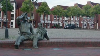 Flensburg, Almanya - 3 Eylül 2023. Issız bir sokakta komik heykeller..