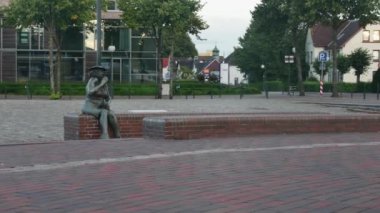 Flensburg, Almanya - 3 Eylül 2023. Farklı karakterlerin komik heykelleri.