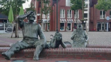 Flensburg, Almanya - 3 Eylül 2023. Boş bir sabah sokağında üç komik heykel