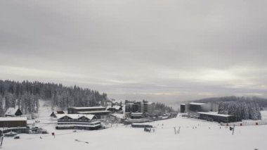  Feldberger, Almanya - 18 Kasım 2023 Bir spor otelini kapsayan sis bulutu, dağlarda 1300 metreden fazla bir yükseklikte.