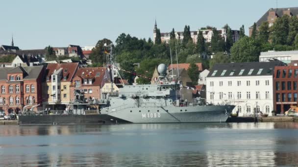 Flensburg Deutschland September 2023 Deutsches Kriegsschiff M1090 Vor Dem Hintergrund — Stockvideo