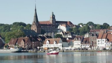 Flensburg, Almanya - 8 Eylül 2023. Eski kilisesi olan binalarla dolu bir şehir seti..