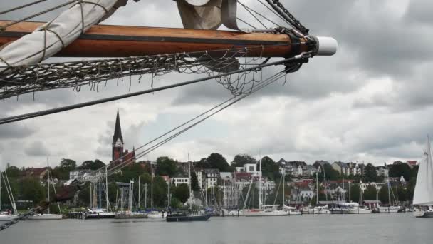 Фленсбург Німеччина Вересня 2023 Берег Вітрильними Човнами Будівлями Старою Церквою — стокове відео