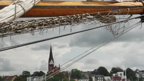 Flensburg Alemania Septiembre 2023 Orilla Del Puerto Con Veleros Edificios — Vídeo de stock