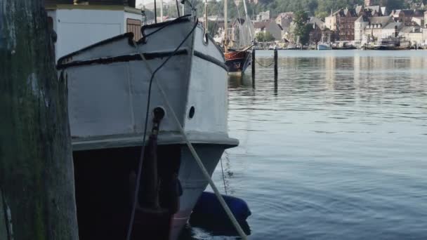 Flensburg Γερμανία Σεπτεμβρίου 2023 Τόξο Πλοίου Άγκυρα Κτίρια Στο Βάθος — Αρχείο Βίντεο