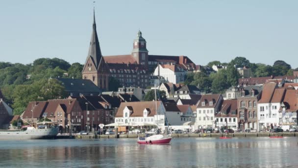 Flensburg Alemania Septiembre 2023 Embankment Con Buque Guerra Amarrado Edificios — Vídeo de stock