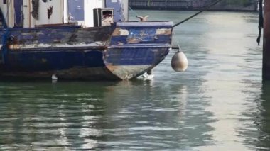 Terk edilmiş eski bir geminin arkasında..