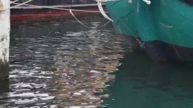 Çapalı yeşil yelkenli bir teknenin pruvasına yakın çekim.