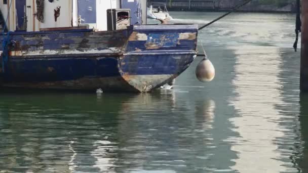 在港口的一艘废弃的生锈的旧船的后面 — 图库视频影像