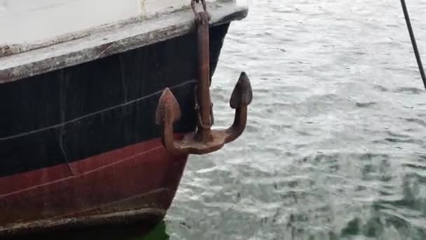 Gros Plan Proue Navire Avec Une Ancre Rouillée Dans Port — Video